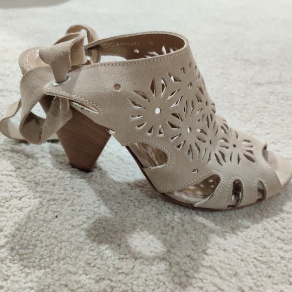Max Moretti designer beige suede heels, size 38 (~US8) - Picture 1 of 1